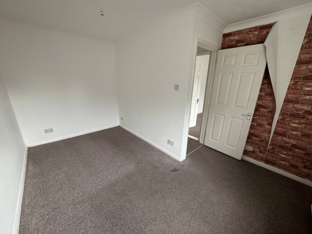 Lot: 103 - FOUR-BEDROOM SEMI-DETACHED HOUSE - Bedroom 2